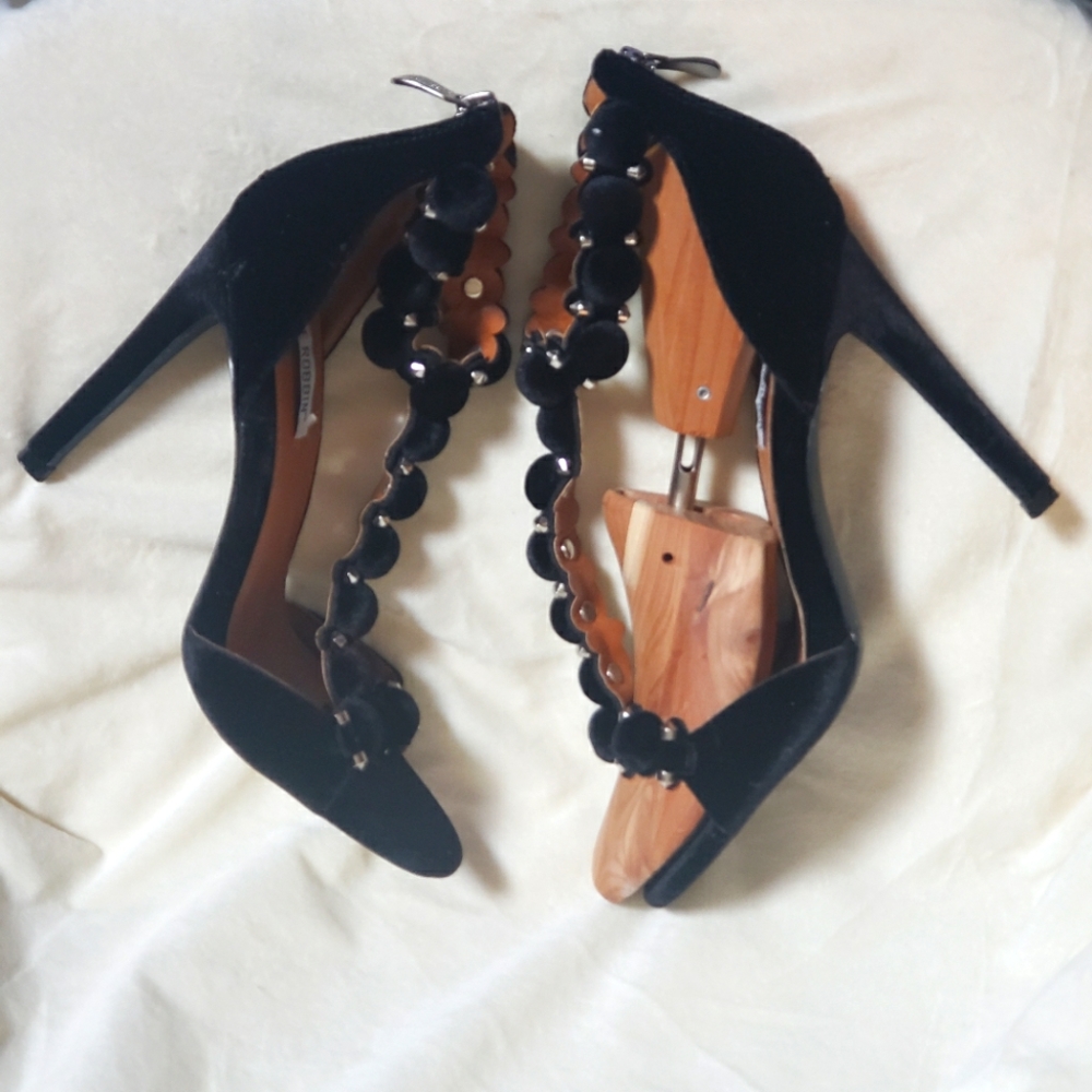 CAPE ROBBIN (pom pom w spikes) Heels